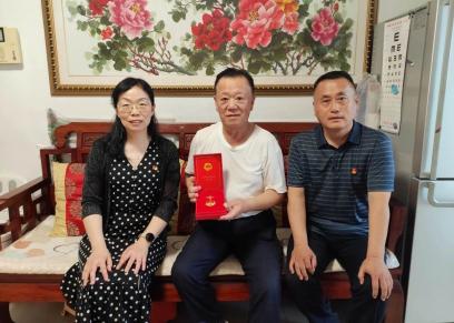 学院走访慰问老党员 颁授“光荣在党50年”纪念章